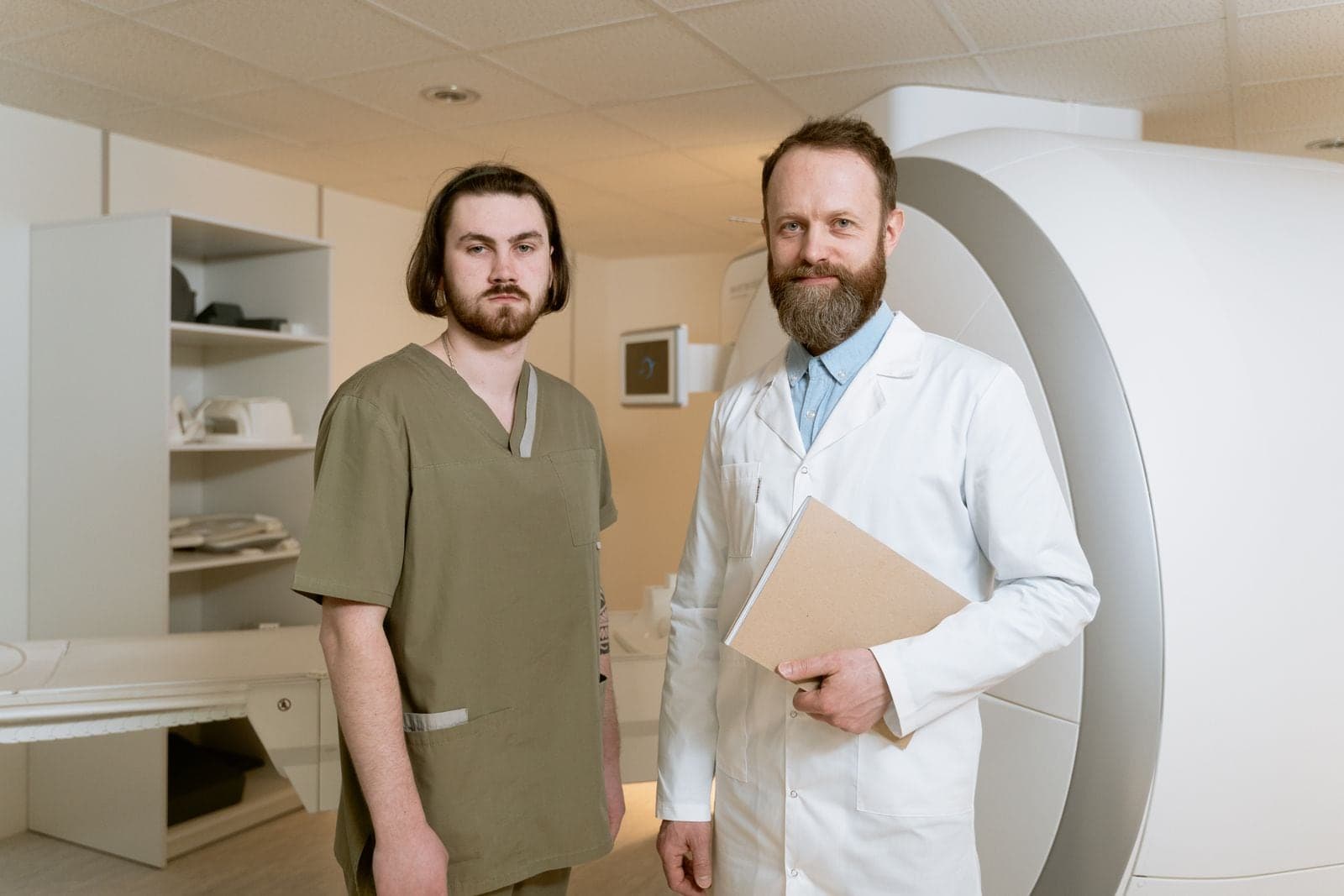 Imaging specialist discussing contract opportunities, shift stipends, and modality advancements with a career advisor.